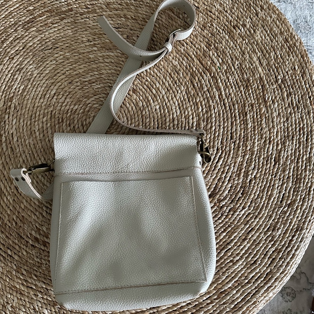 11600 Leather Goods Women's Leather Crossbody Bag - Picture 2 of 8